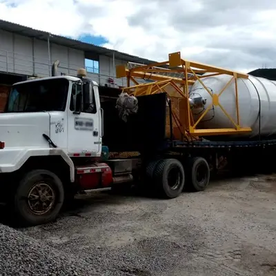 Traslado de retroexcavadora con grúa de plataforma
